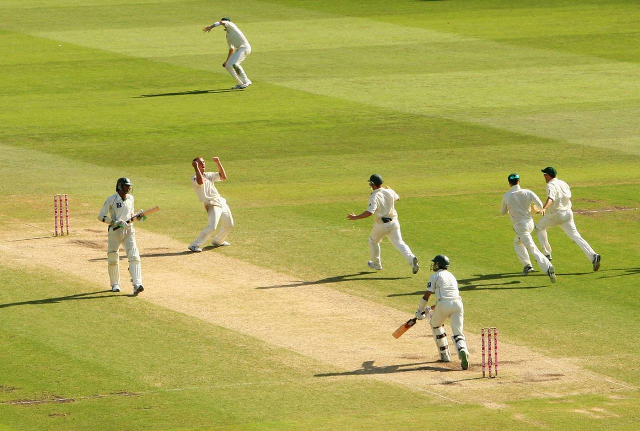 The Australians rush towards Nathan Hauritz after the final wicket, Australia v Pakistan, 2nd Test, Sydney, 4th day, January 6, 2010