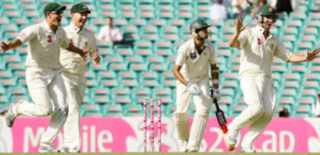The Australian team celebrates Umar Gul's dismissal which sealed the victory, Australia v Pakistan, 2nd Test, Sydney, 4th day, January 6, 2010