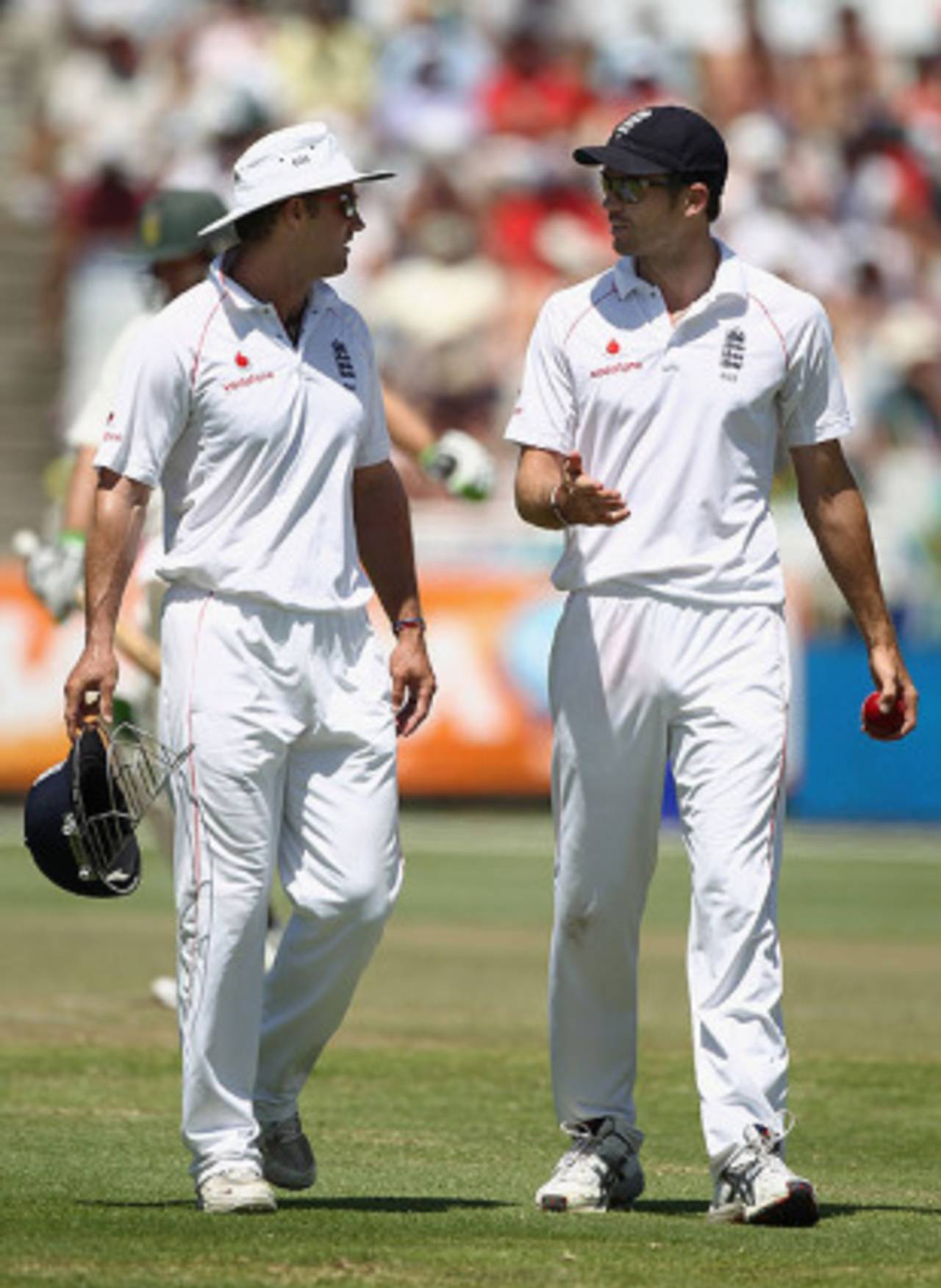 James Anderson in discussion with his captain on a tough morning for England's bowlers, South Africa v England, 3rd Test, Cape Town, January 6, 2010 