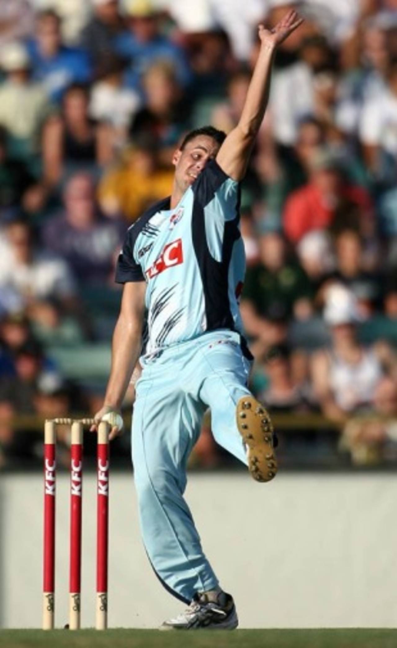 Aaron Bird sends down a delivery, Western Australia v New South Wales, Twenty20 Big Bash, Perth, January 5, 2010