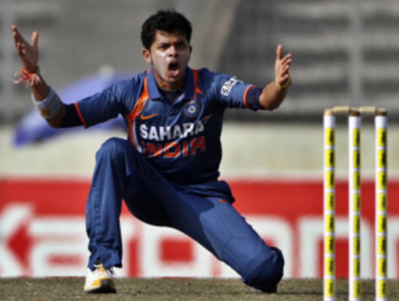 Sreesanth is relieved his injured knee does not need surgery&nbsp;&nbsp;&bull;&nbsp;&nbsp;Associated Press