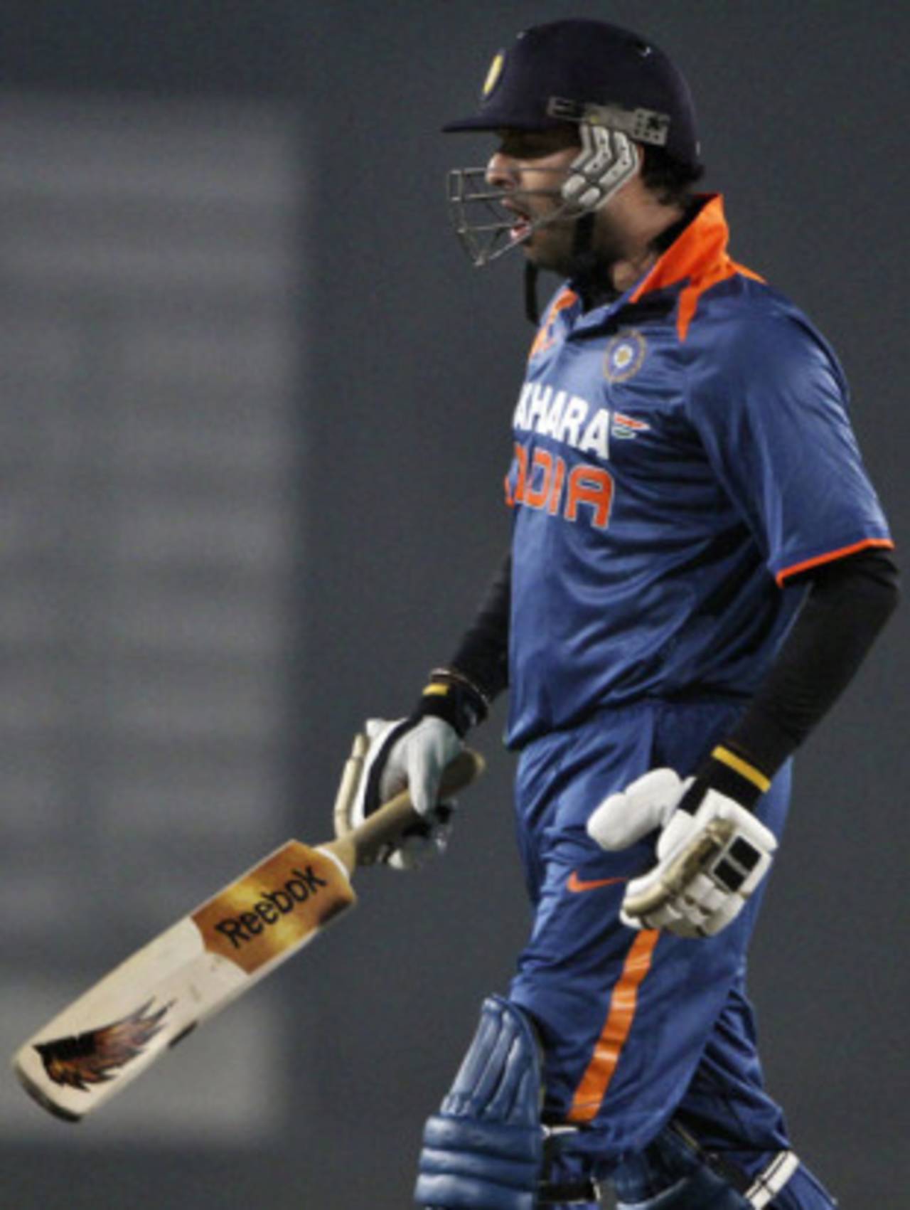 Yuvraj Singh falls cheaply, Bangladesh v India, Tri-series, 6th ODI, Mirpur, January 11, 2010