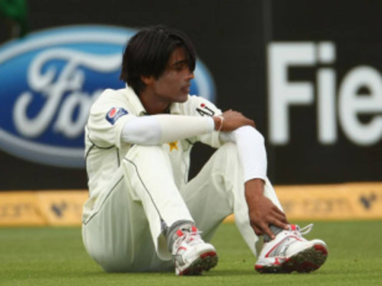 Mohammad Aamer thinks about his miss of Ricky Ponting on 0, 3rd Test, Australia v Pakistan, 1st day, Hobart, January 14, 2010