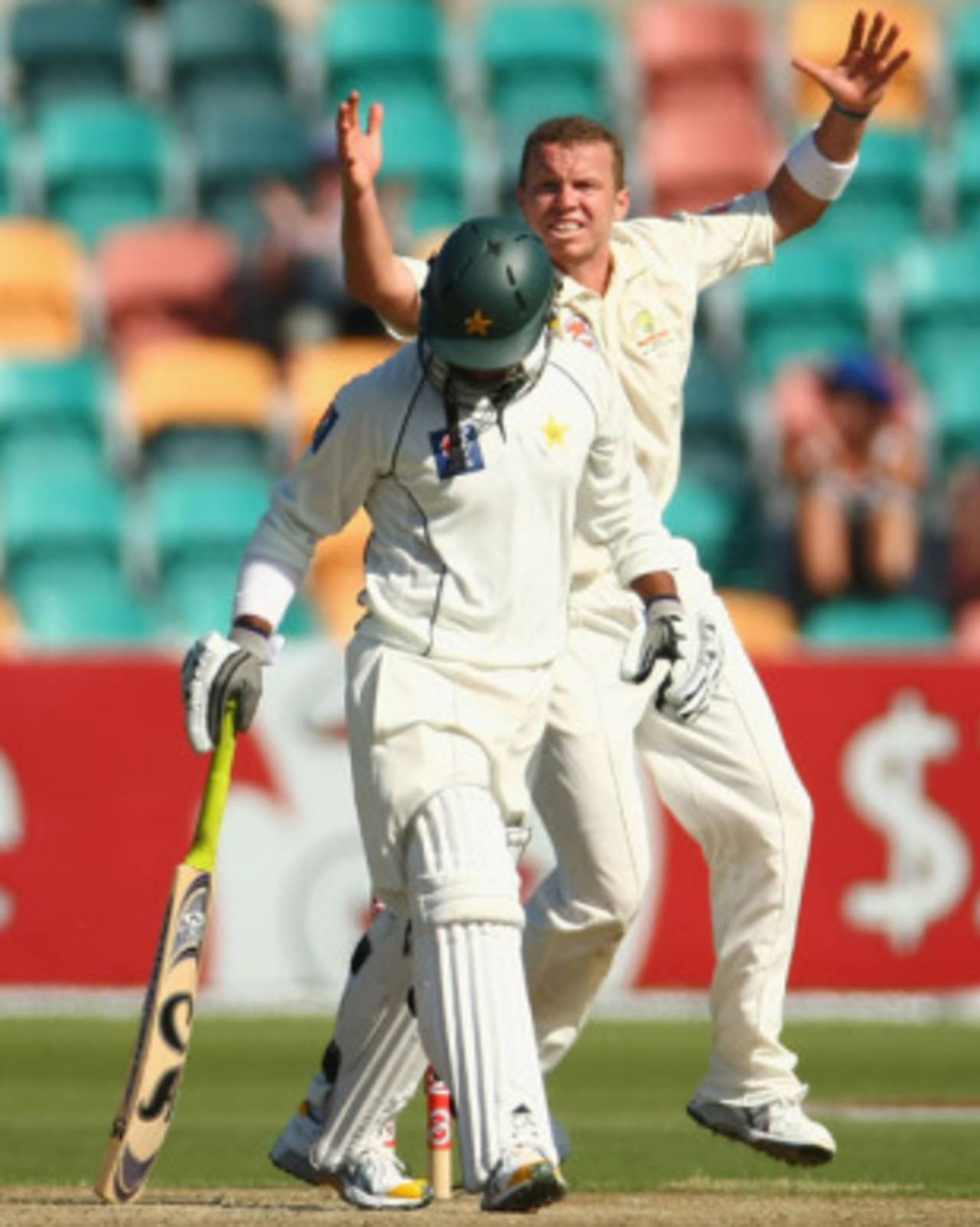 Peter Siddle collects the wicket of Imran Farhat, 3rd Test, Australia v Pakistan, 2nd day, Hobart, January 15, 2010