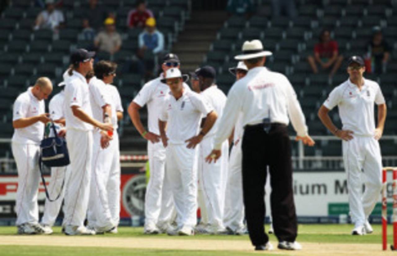 England's frustration is evident as Graeme Smith is ruled not out despite their use of a referral&nbsp;&nbsp;&bull;&nbsp;&nbsp;Getty Images