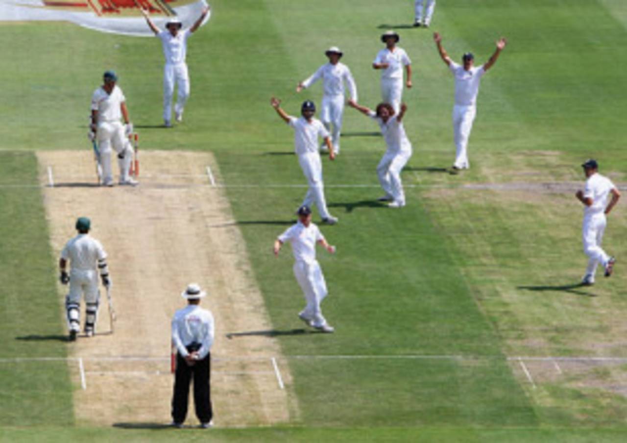 England had a massive appeal against Graeme Smith turned down by both the on-field and third umpires, 4th Test, South Africa v England, Johannesburg, 15 January, 2010
