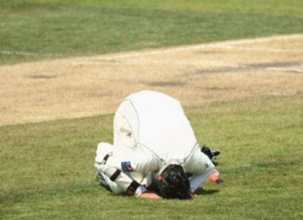 Salman Butt is thankful for his century, 3rd Test, Australia v Pakistan, 3rd day, Hobart, January 16, 2010