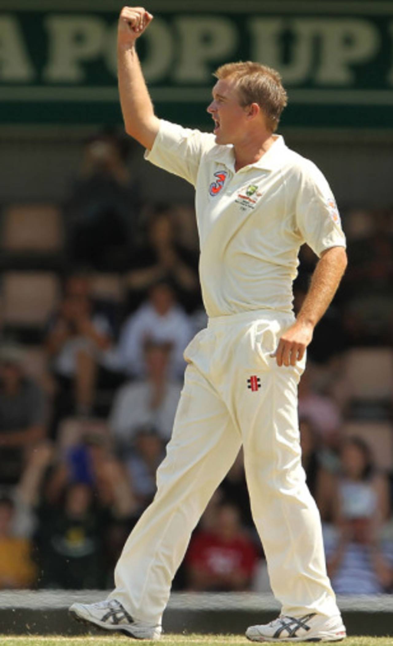 Nathan Hauritz is pumped to remove Shoaib Malik, 3rd Test, Australia v Pakistan, 3rd day, Hobart, January 16, 2010