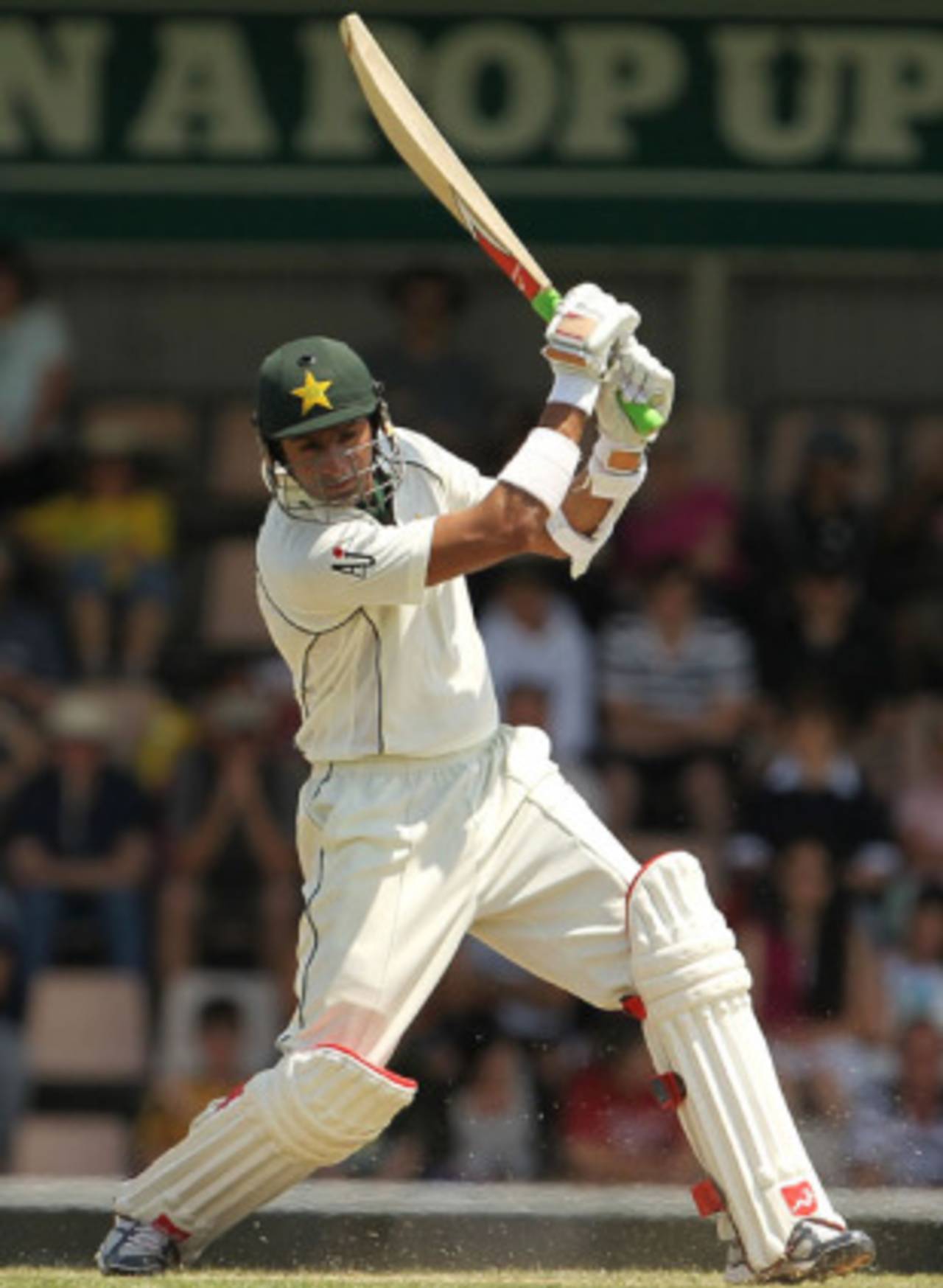 Shoaib Malik swings freely on the way to 58, 3rd Test, Australia v Pakistan, 3rd day, Hobart, January 16, 2010