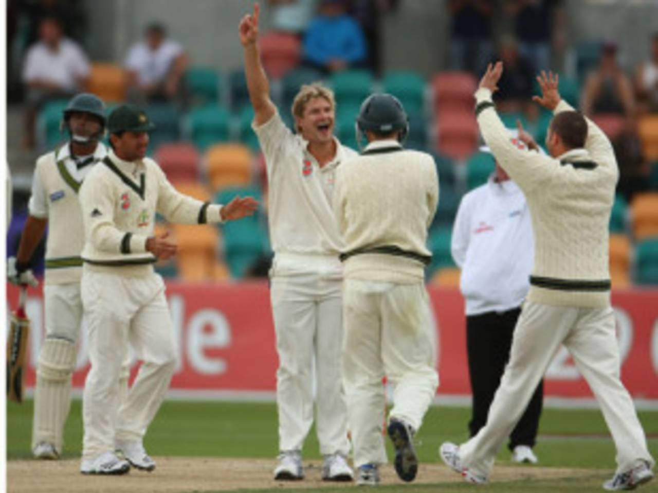 Shane Watson gets his second wicket after trapping Umar Akmal lbw, 3rd Test, Australia v Pakistan, 4th day, Hobart, January 17, 2010