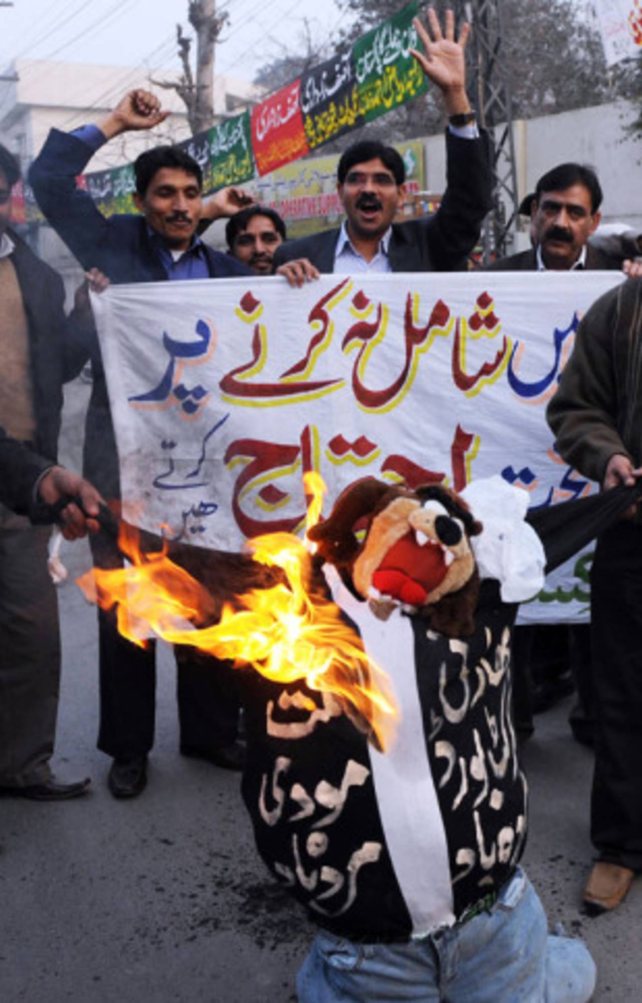 Pakistan cricket fans burn effigies symbolising the IPL, a reflection of the public anger after their cricketers were snubbed at the auction&nbsp;&nbsp;&bull;&nbsp;&nbsp;Getty Images