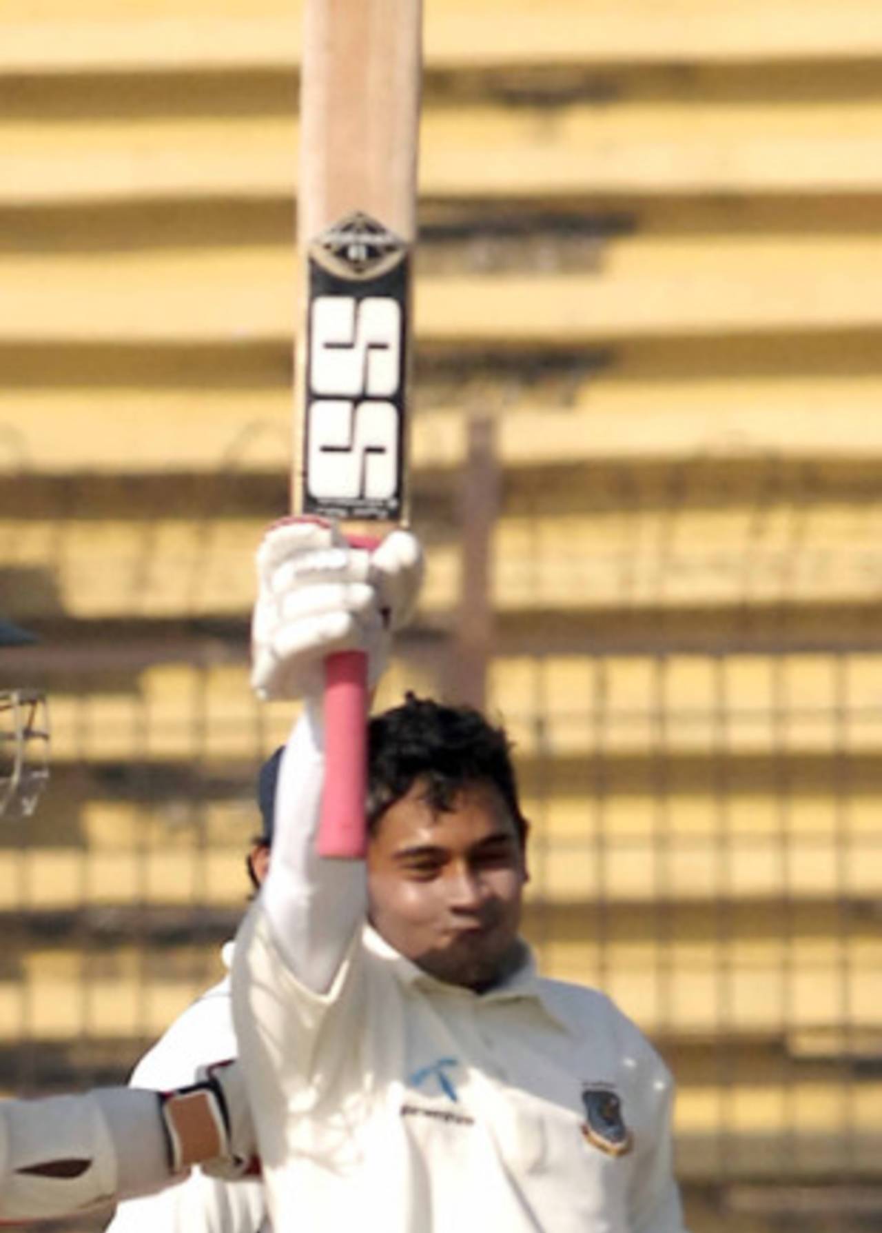 Mushfiqur Rahim salutes the crowd on his century, Bangladesh v India, 1st Test, Chittagong, 5th day, January 21, 2010 