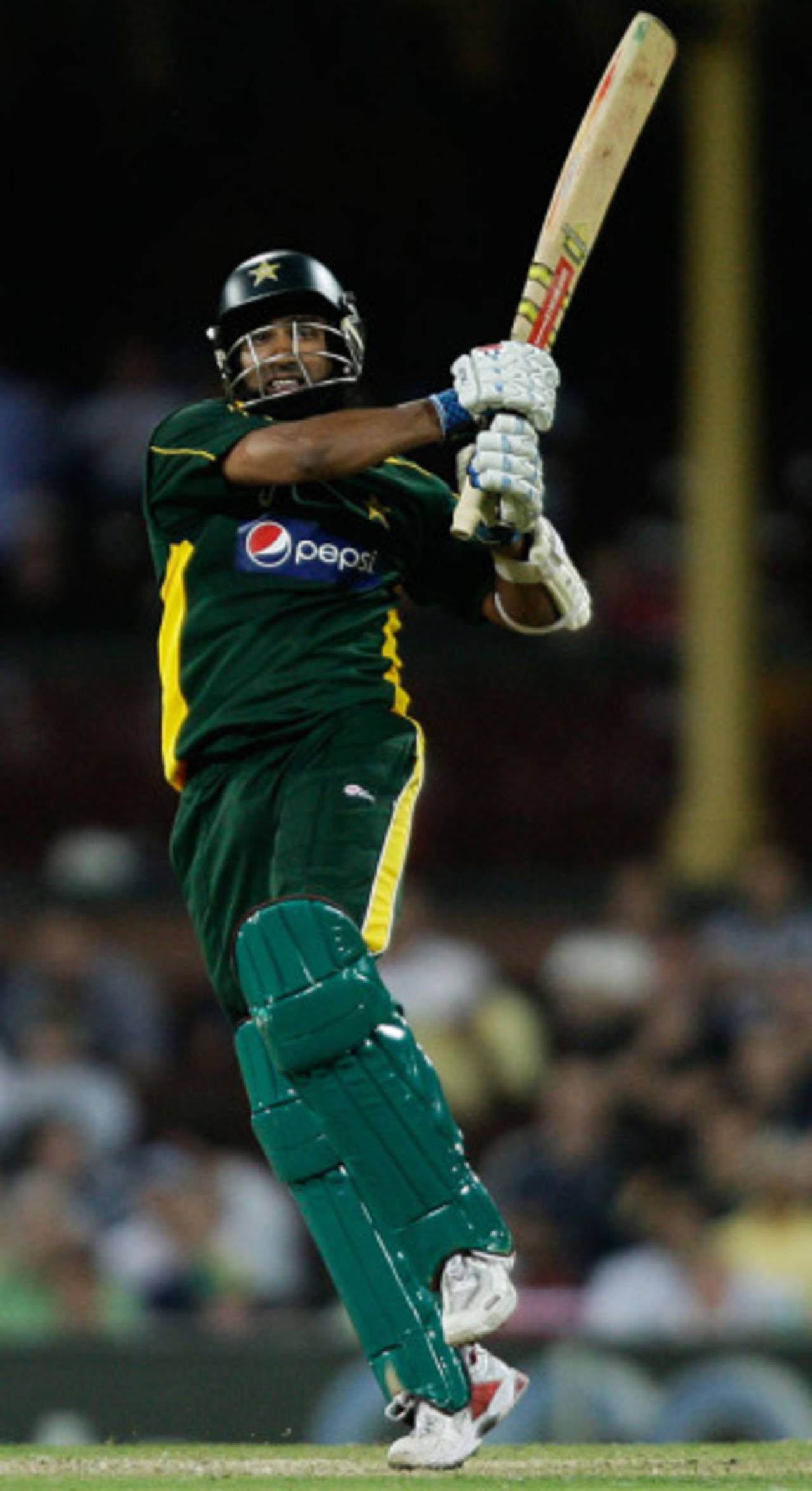 Mohammad Yousuf connects for maximum, Australia v Pakistan, 2nd ODI, Sydney, January 24, 2010