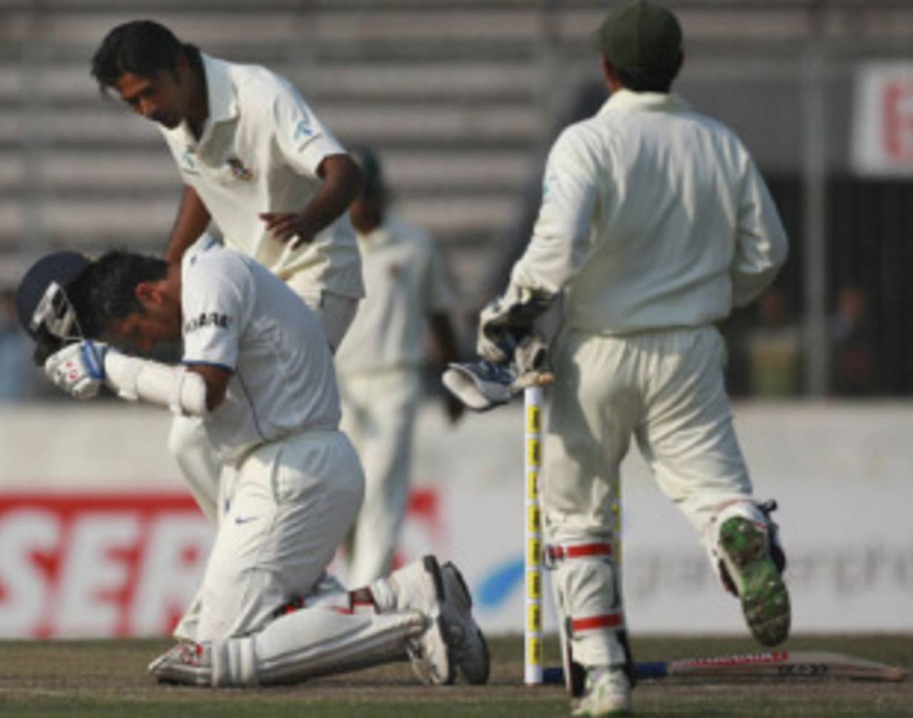 Rahul Dravid is in a Dhaka hospital after being hit on the jaw&nbsp;&nbsp;&bull;&nbsp;&nbsp;Associated Press