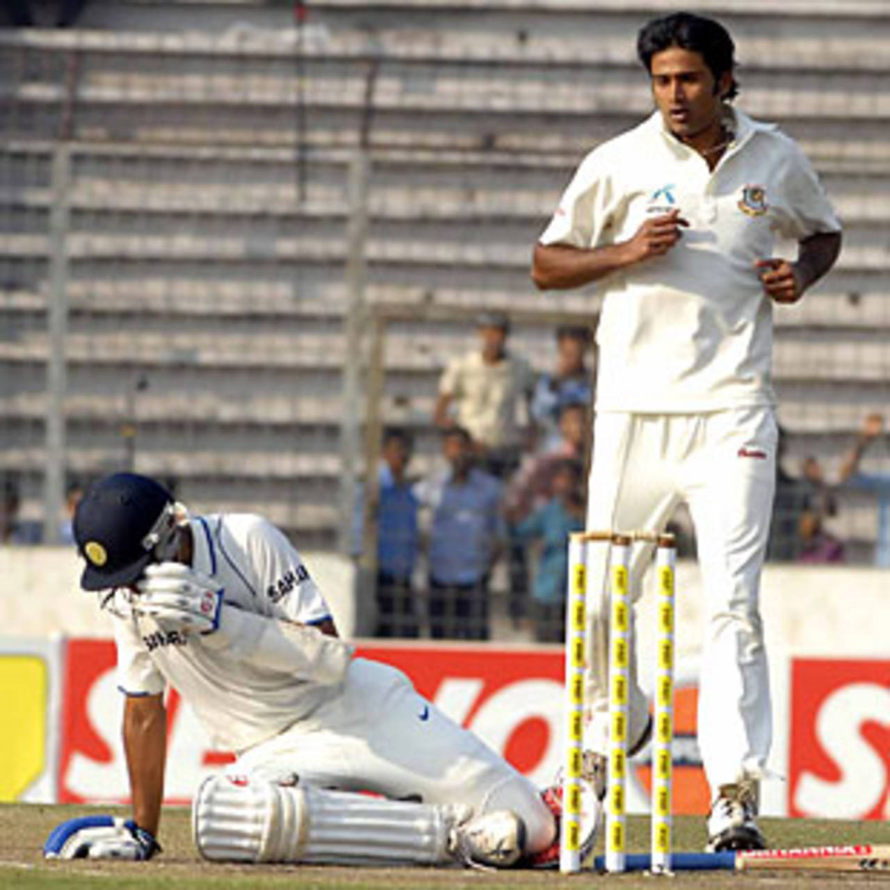 Rahul Dravid is in serious pain after being hit, as the bowler Shahadat Hossain and keeper Mushfiqur Rahim look on, Bangladesh v India, 2nd Test, Mirpur, 2nd day, January 25, 2010