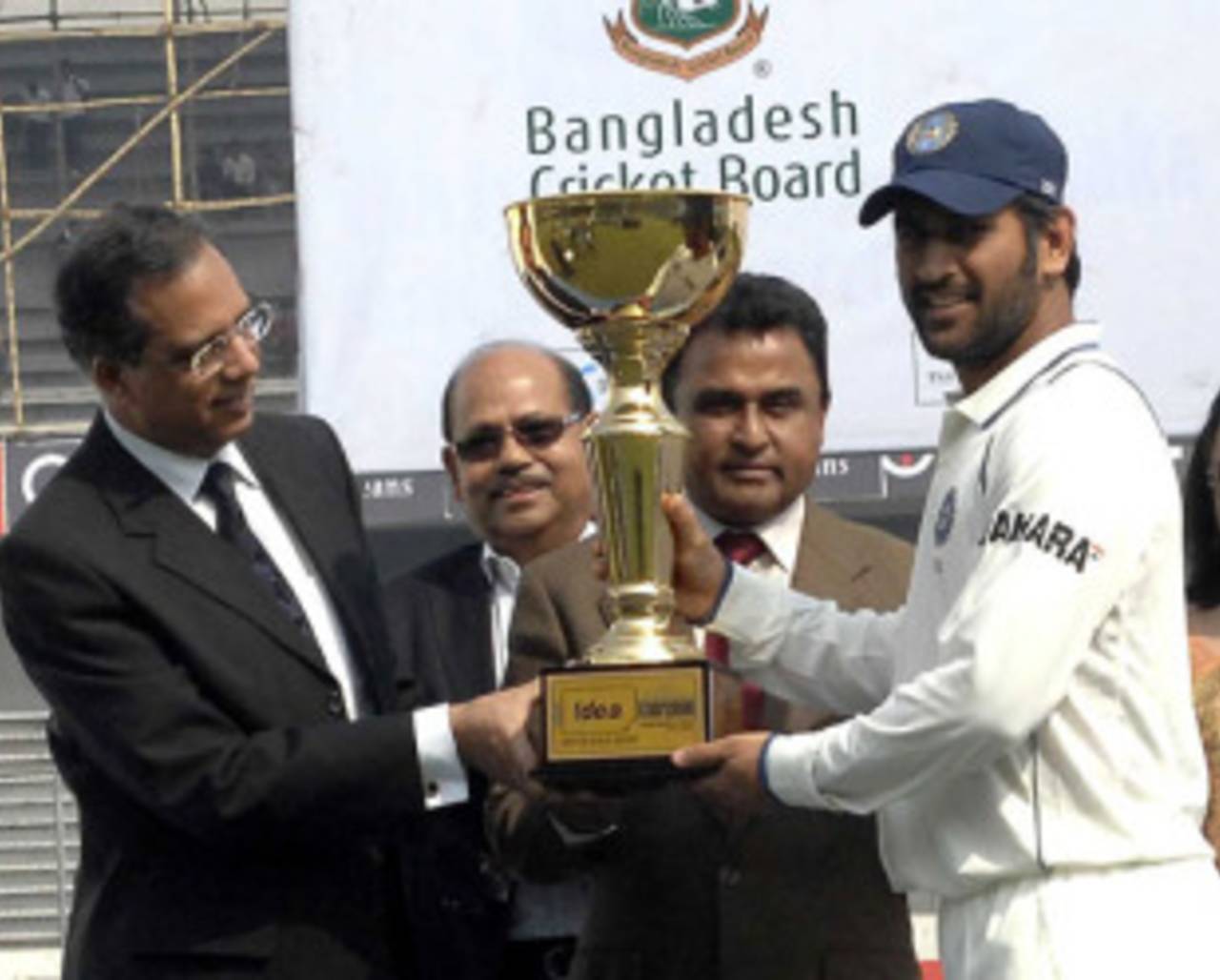 MS Dhoni receives the trophy after winning the series 2-0, Bangladesh v India, 2nd Test, Mirpur, 4th day, January 27, 2010