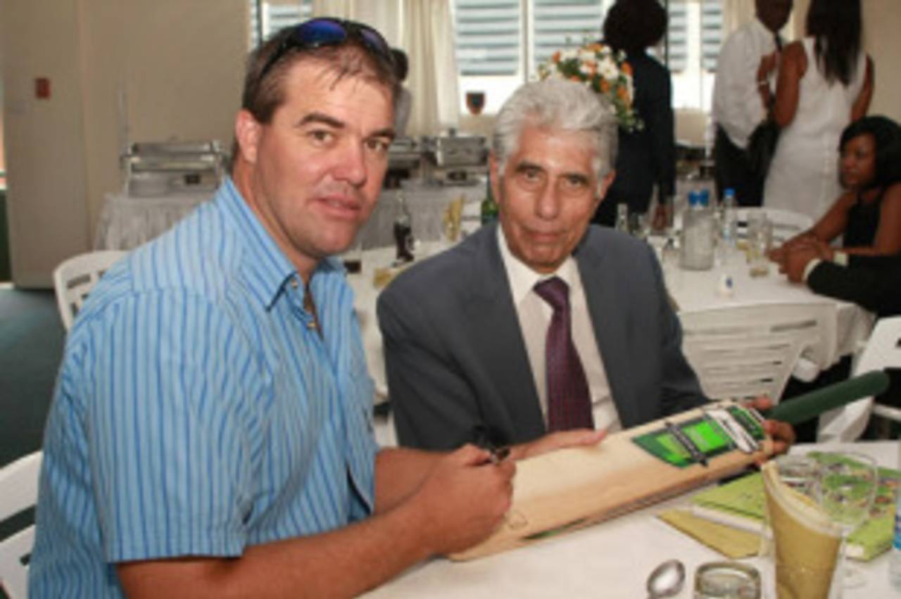 Heath Streak gifted Shyam Bhatia an autographed bat during the luncheon as a special thank you, 28 January, 2010