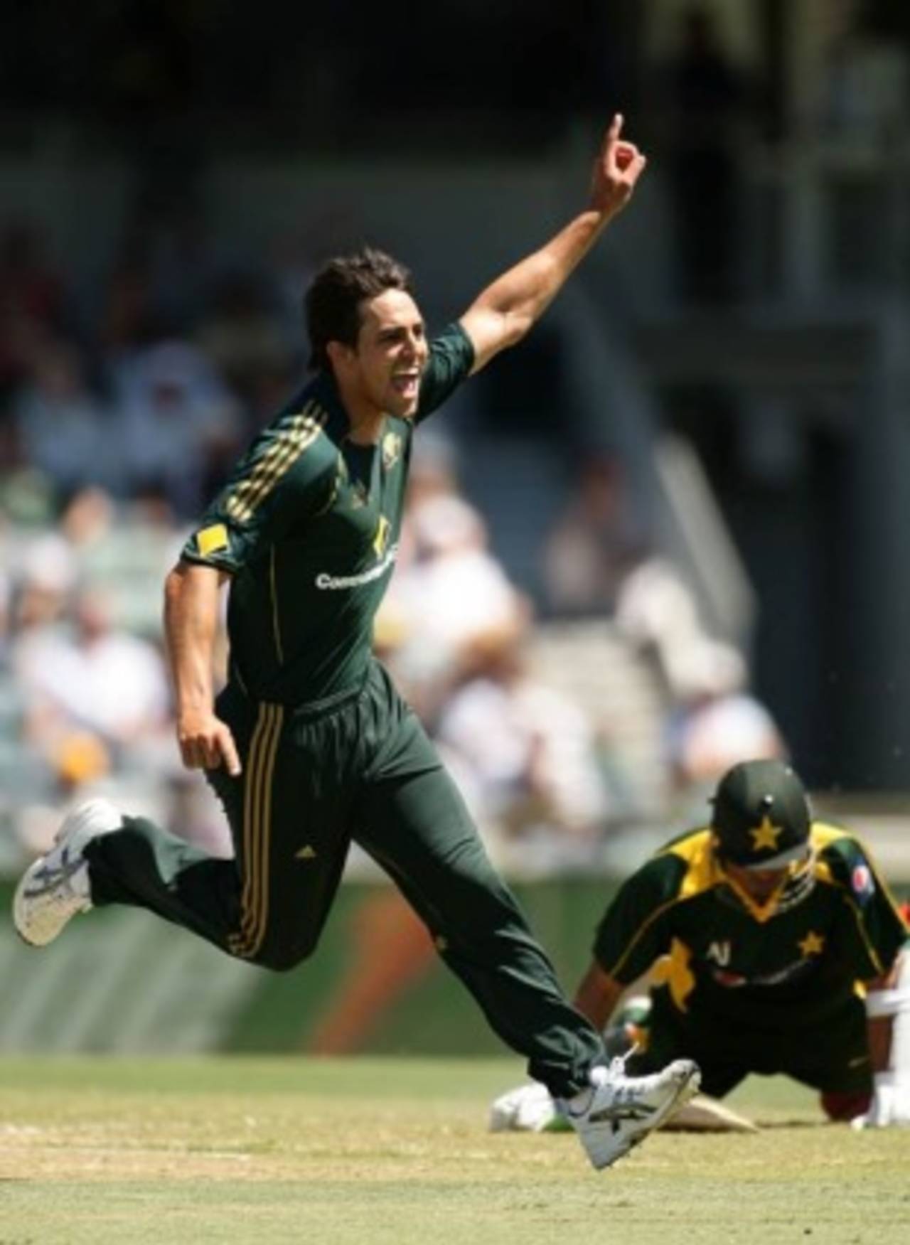 Mitchell Johnson enjoys running out Shoaib Malik, Australia v Pakistan, 5th ODI, Perth, January 31, 2010