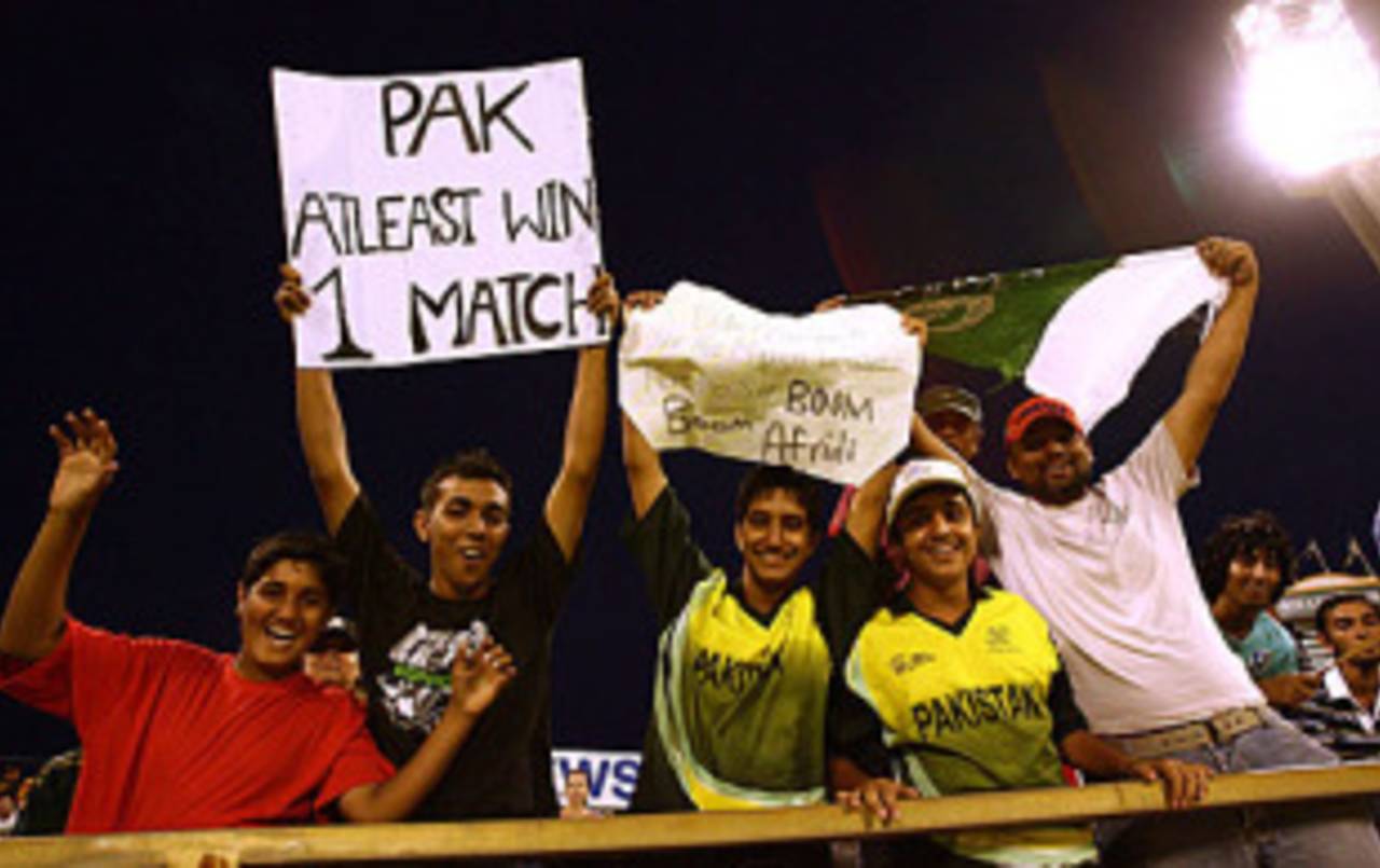 Pakistan fans beg for a consolation win, Australia v Pakistan, 5th ODI, Perth, January 31, 2010