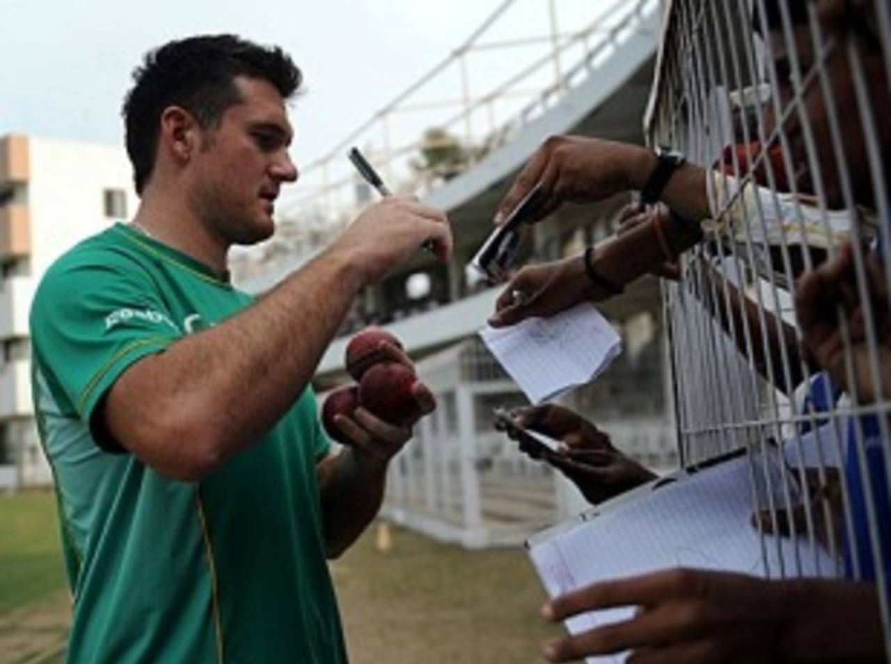 Graeme Smith signs autographs for fans in Nagpur, Indian Board President's XI v South Africans, tour match, 2nd day, Nagpur, February 3, 2010