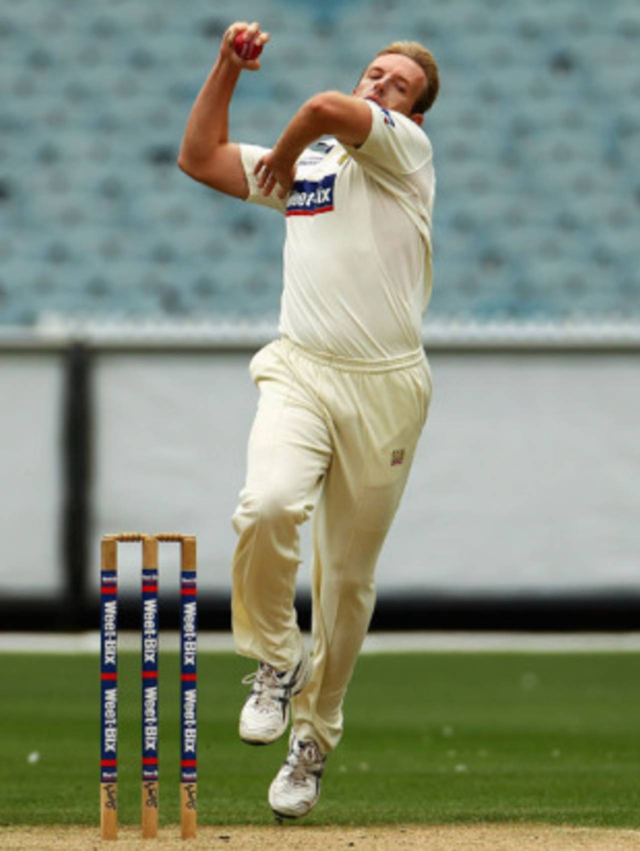 Damien Wright runs in to bowl, Victoria v New South Wales, Sheffield Shield, Melbourne, 1st day, February 12, 2010