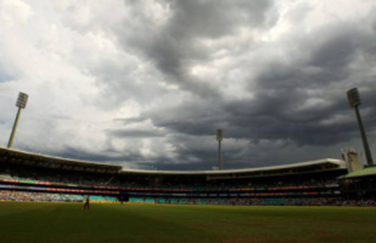 The weather closes in at the SCG, Australia v West Indies, 3rd ODI, Sydney, 12 February, 2010