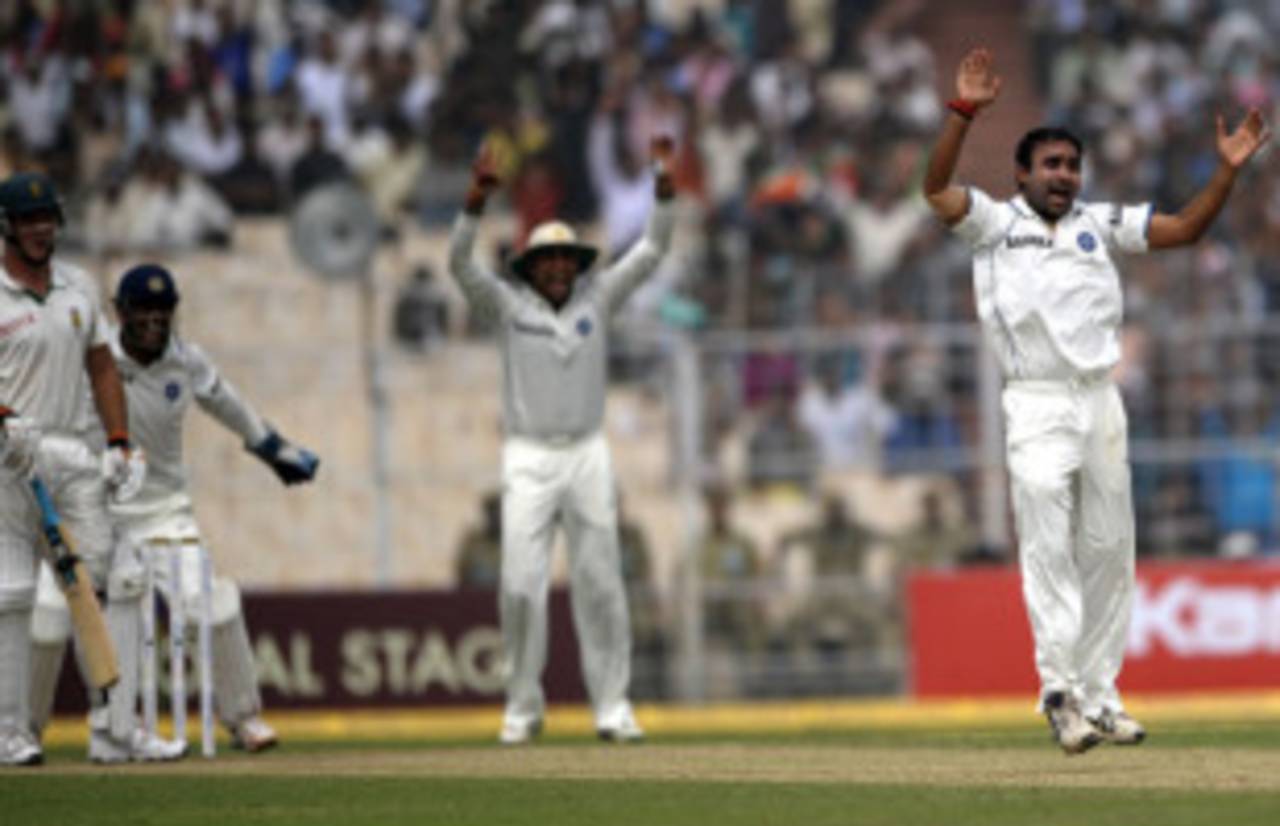 Amit Mishra appeals successfully against Graeme Smith, India v South Africa, 2nd Test, Kolkata, 4th day, February 17, 2010