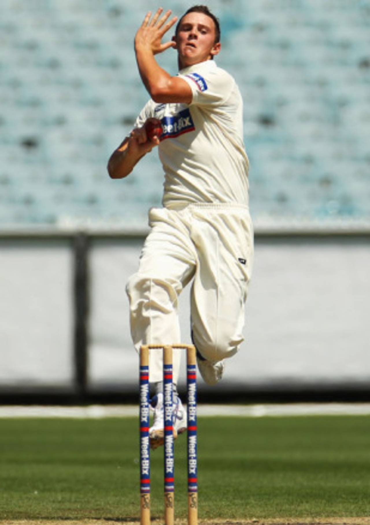 Josh Hazlewood in action, Victoria v New South Wales, Sheffield Shield, Melbourne, 2nd day, February 13, 2010