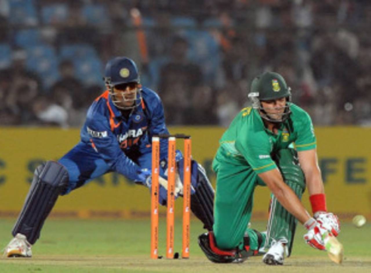 Jacques Kallis sweeps as MS Dhoni watches, India v South Africa, 1st ODI, Jaipur, February 21, 2010