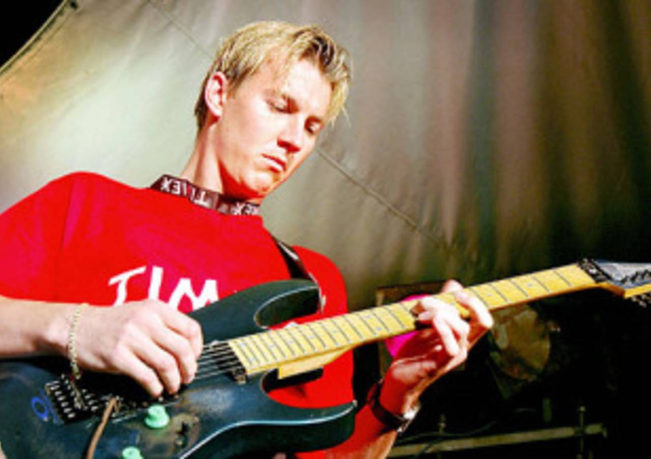 Brett Lee plays guitar along with the Indian band Aqua Flow, Mumbai, October 20, 2004