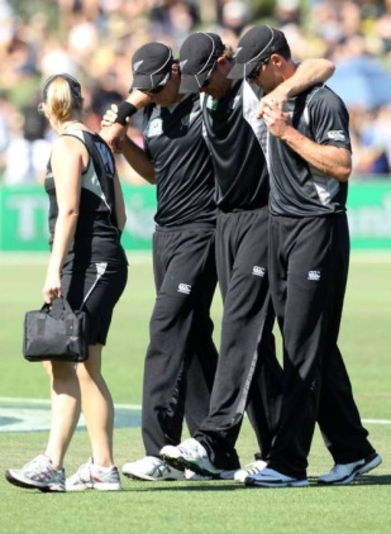 Jacob Oram is helped off the field by team-mates Tim Southee and James Franklin&nbsp;&nbsp;&bull;&nbsp;&nbsp;Getty Images