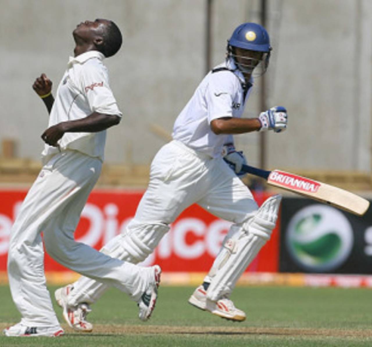 Jerome Taylor looks frustrated as Rahul Dravid takes a single, West Indies v India, 4th Test, Jamaica, 2nd day, July 1, 2006