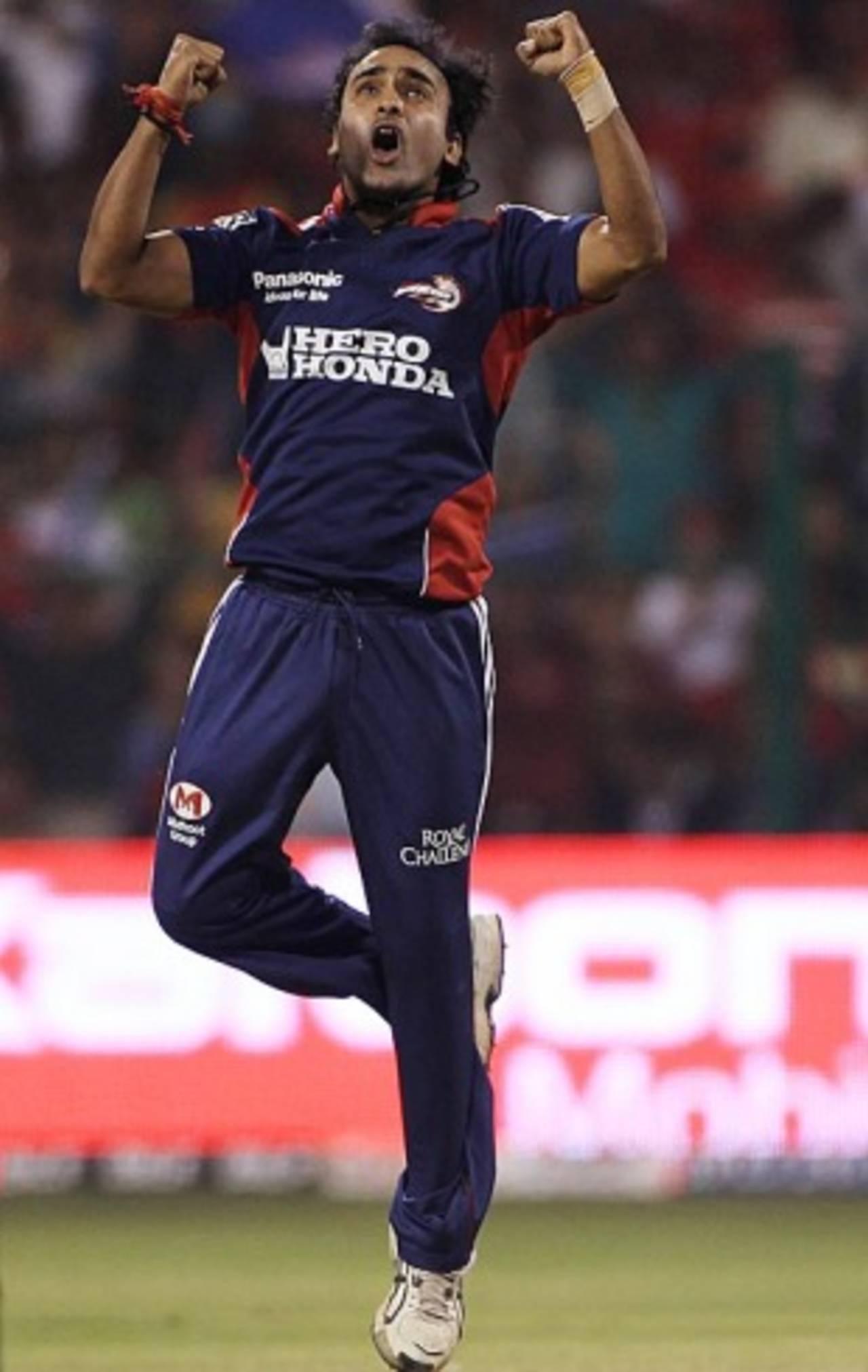 Amit Mishra bagged two crucial wickets to restrict Royal Challengers Bangalore in their chase, Royal Challengers Bangalore v Delhi Daredevils, IPL, Bangalore, March 25, 2010