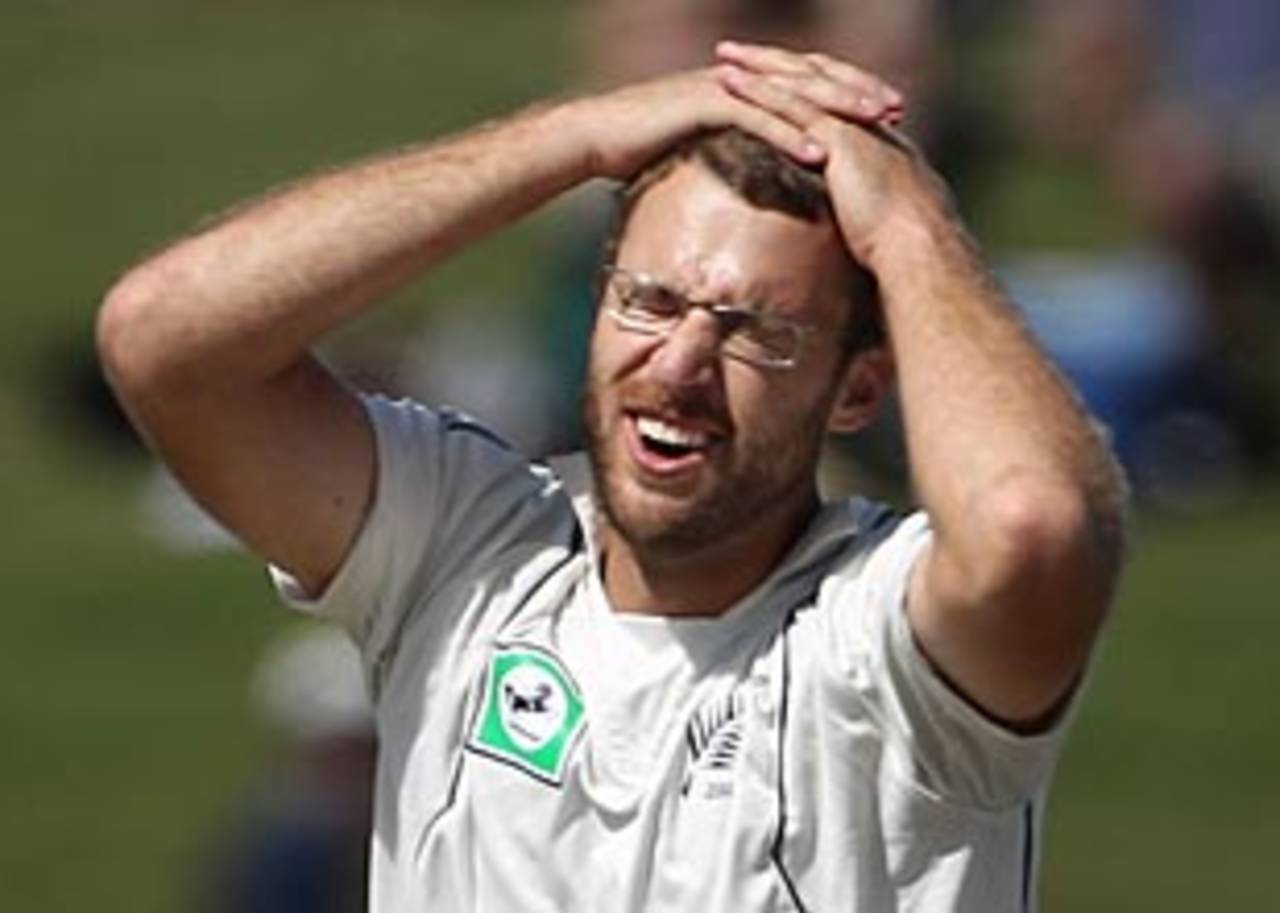 There were some frustrating times for Daniel Vettori, New Zealand v Australia, 2nd Test, Hamilton, 3rd day, March 29, 2010