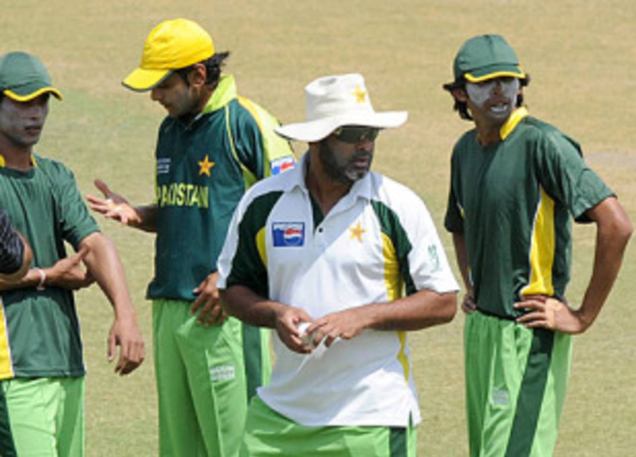 Waqar Younis oversees a training session at the Gaddafi Stadium, Lahore, April 10, 2010