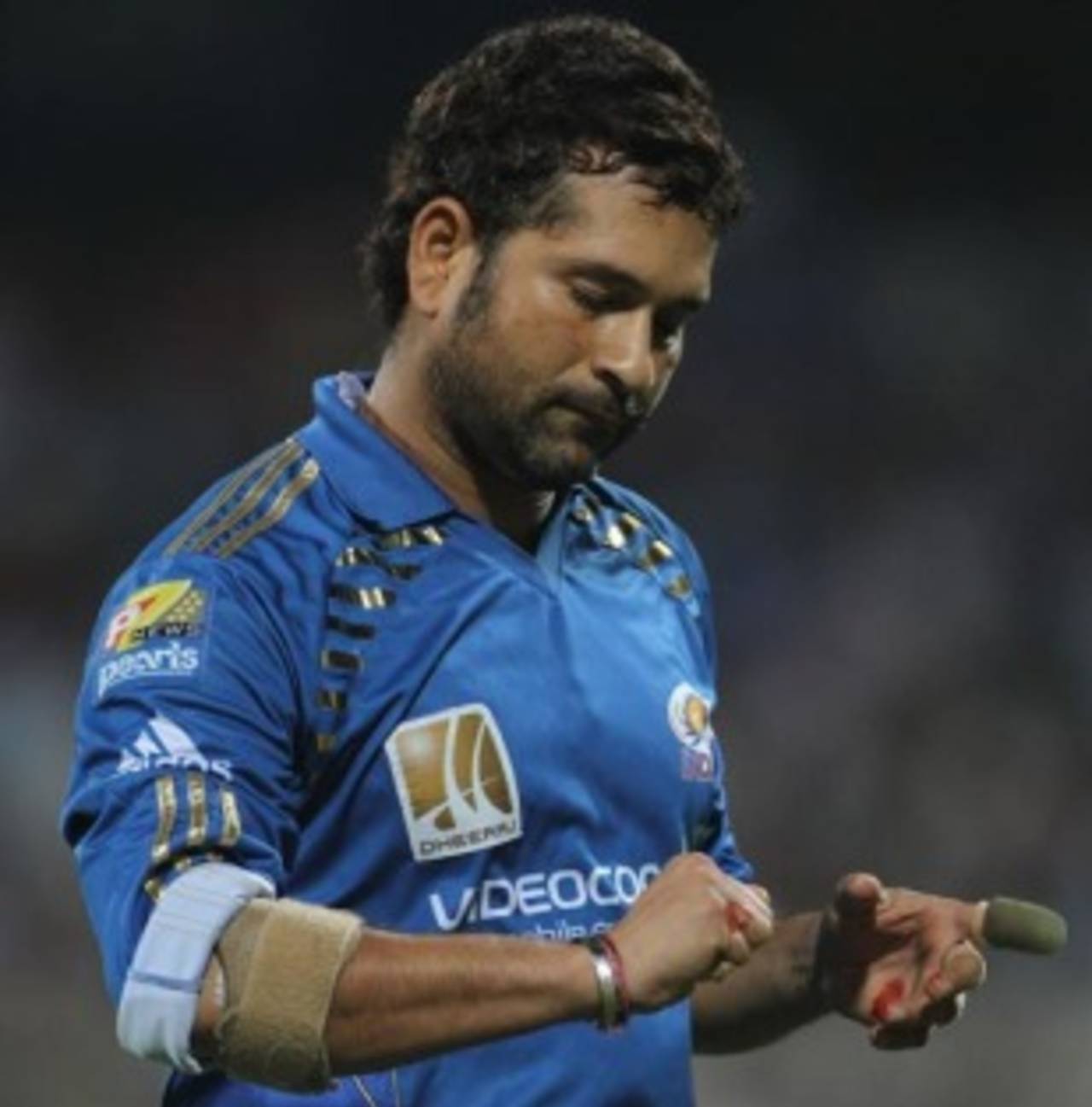Sachin Tendulkar takes a look at his injured right hand&nbsp;&nbsp;&bull;&nbsp;&nbsp;Indian Premier League