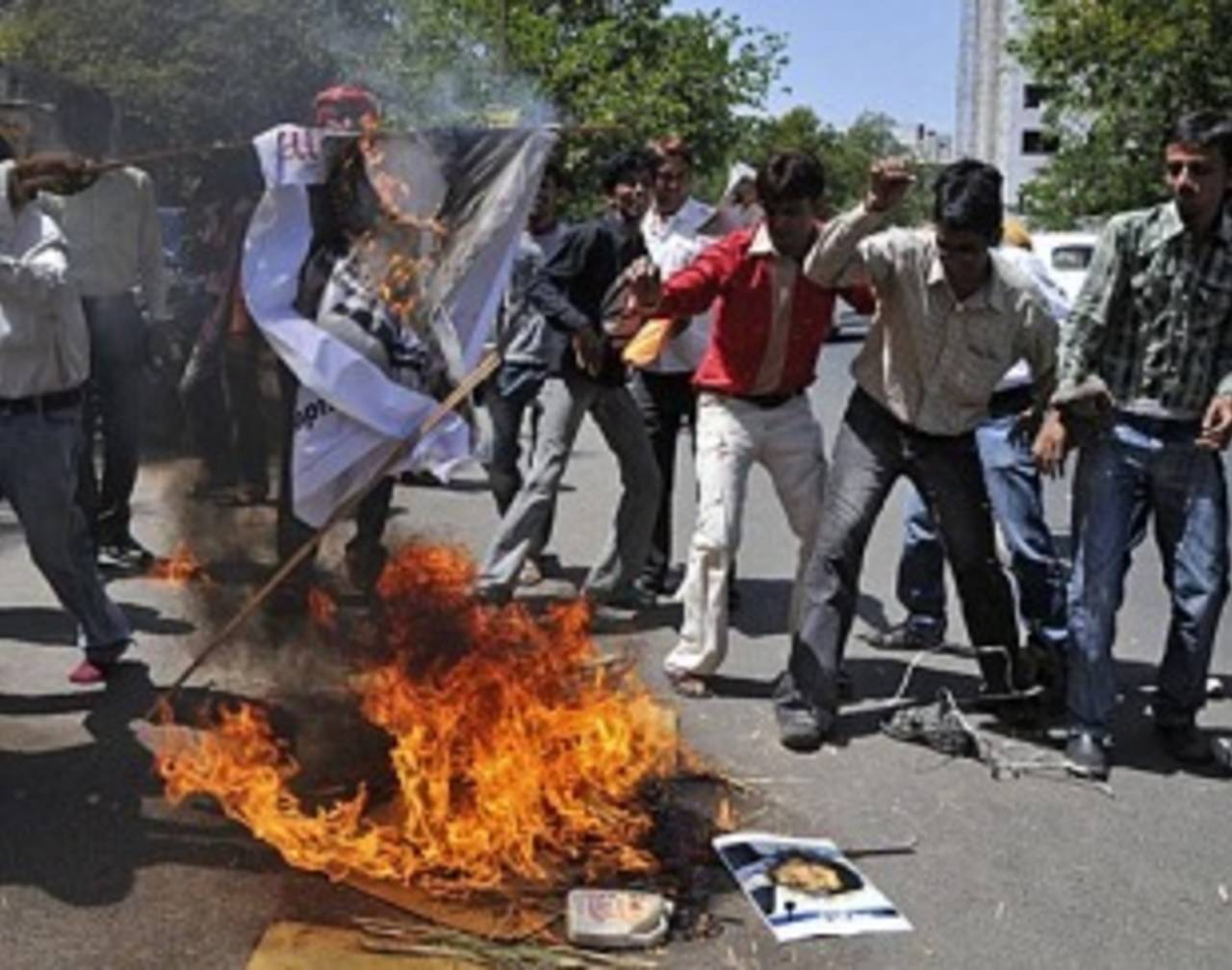 Protesters burn an effigy of Lalit Modi, Ahmedabad, April 24, 2010