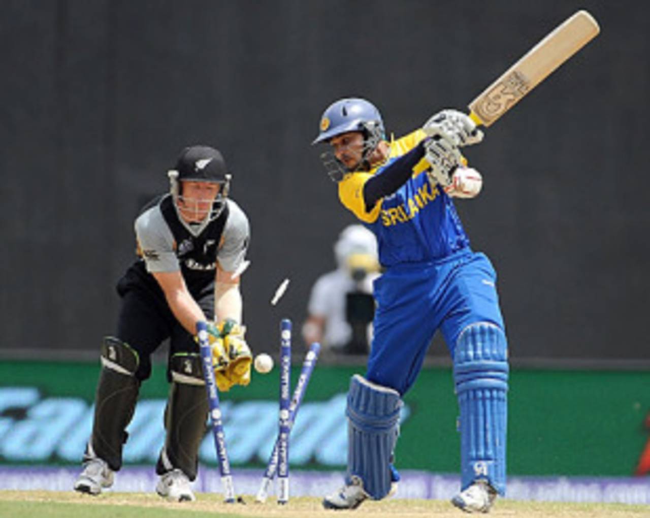 Tillakaratne Dilshan's scratchy innings came to an end when he was bowled by Jacob Oram&nbsp;&nbsp;&bull;&nbsp;&nbsp;AFP