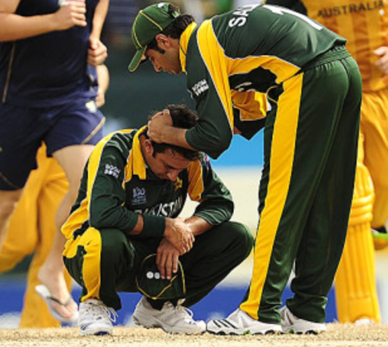 Salman Butt consoles Saeed Ajmal after Pakistan's shock defeat, Australia v Pakistan, 2nd semi-final, ICC World Twenty20, St Lucia, May 14, 2010
