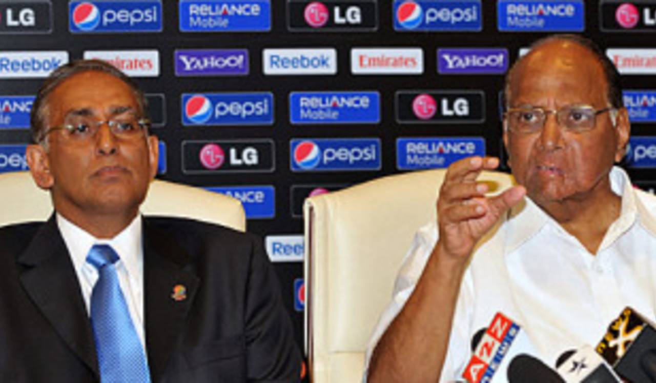 Haroon Lorgat and Sharad Pawar address a press conference, Mumbai, June 1, 2010