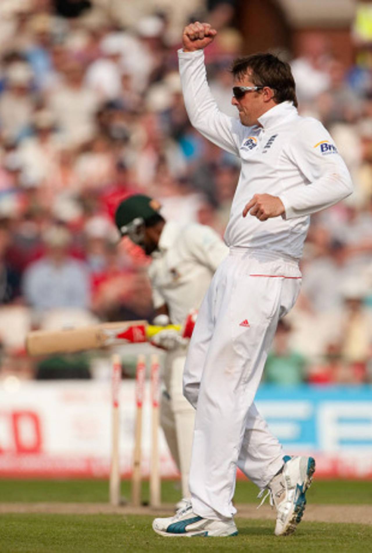 Graeme Swann celebrates the dismissal of Jahurul Islam, England v Bangladesh, 2nd npower Test, Old Trafford, June 5, 2010