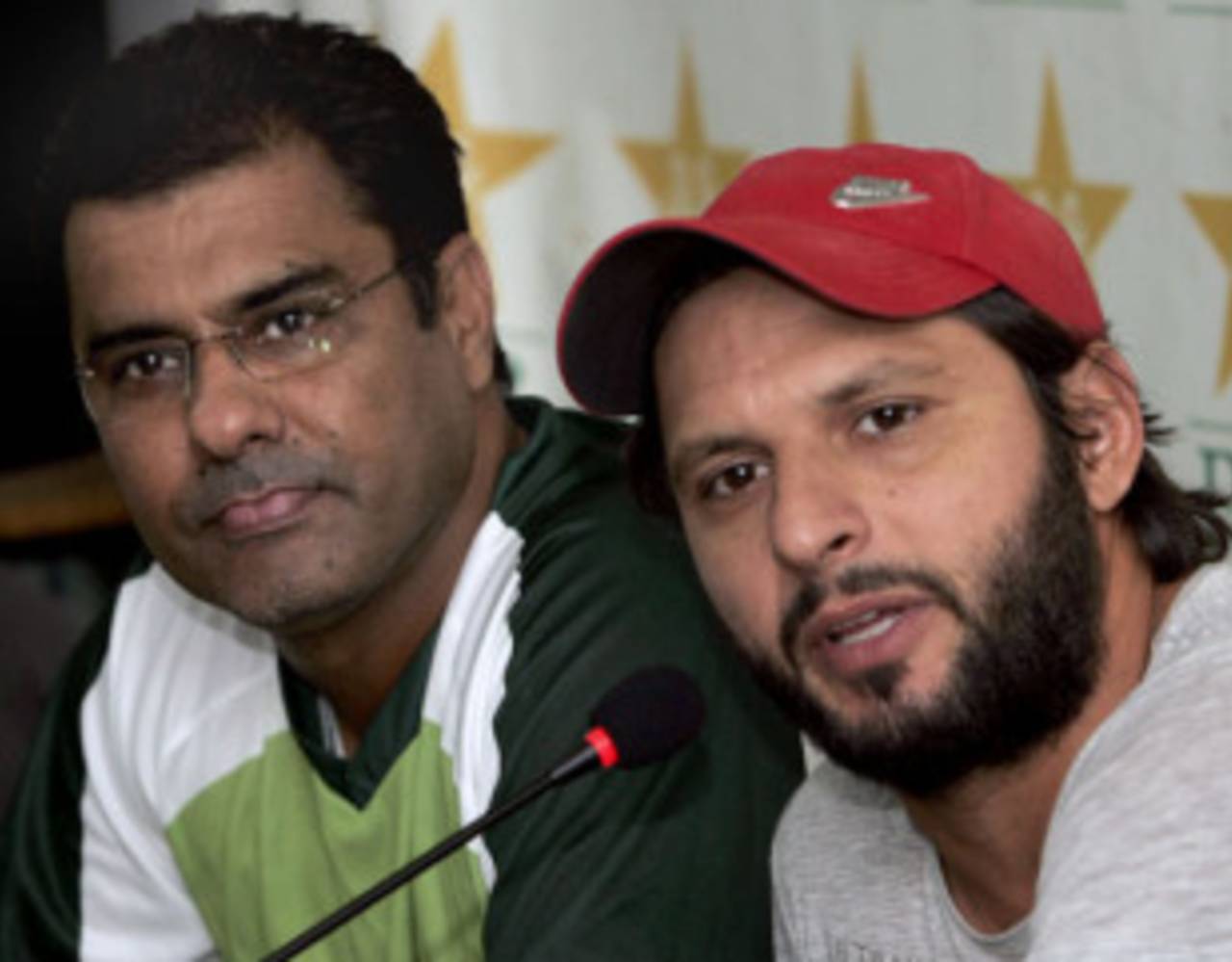 Waqar Younis and Shahid Afridi at a press conference, Lahore, June 9, 2010