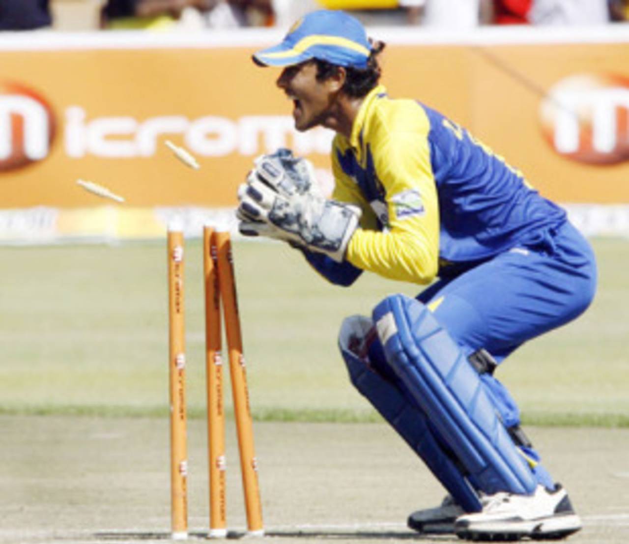 Dinesh Chandimal runs out Chris Mpofu, Zimbabwe v Sri Lanka, Tri-Series, Final, Harare, June 9, 2010 