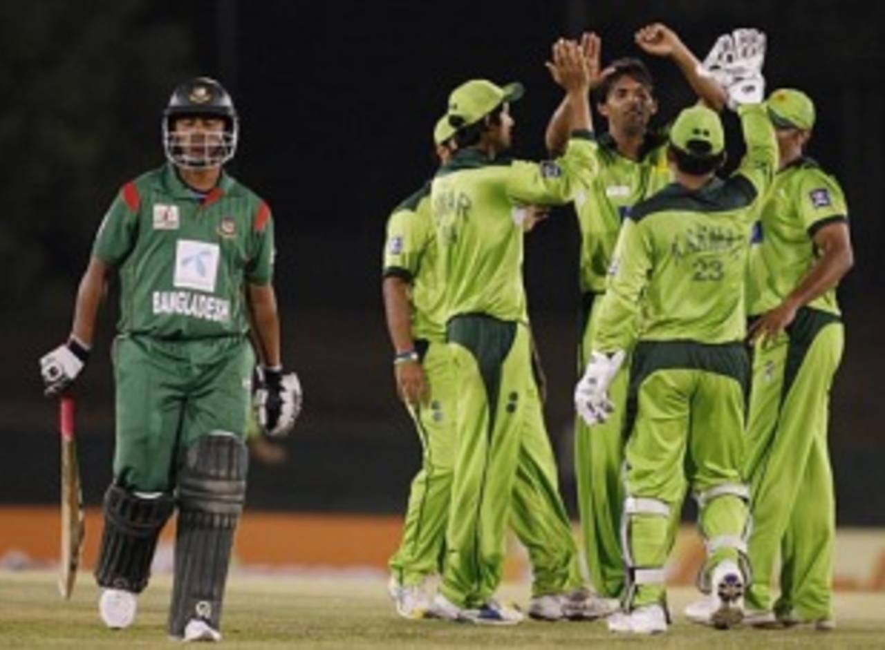 Pakistan celebrate Tamim Iqbal's wicket, Bangladesh v Pakistan, 5th ODI, Asia Cup, Dambulla, June 21, 2010