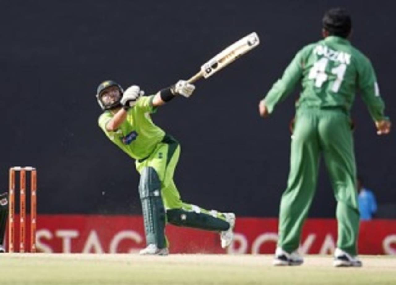 Shahid Afridi takes on Abdur Razzak, Bangladesh v Pakistan, 5th ODI, Asia Cup, Dambulla, June 21, 2010