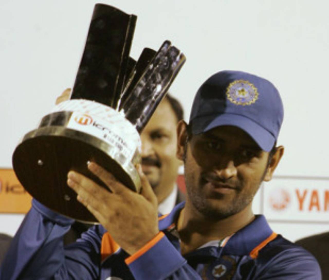 MS Dhoni lifts the Asia Cup, Sri Lanka v India, Final, Dambulla, June 24, 2010