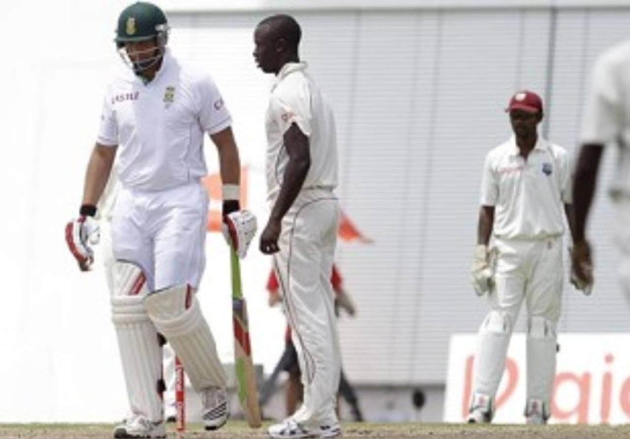 Jacques Kallis and Kemar Roach confront each other, West Indies v South Africa, 3rd Test, Barbados, 4th day, June 29, 2010 