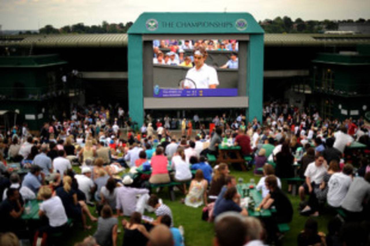 Who cares who wins: In the Federer-Falla match at Wimbledon, spectators alternately cheered the underdog and the world champion&nbsp;&nbsp;&bull;&nbsp;&nbsp;AFP