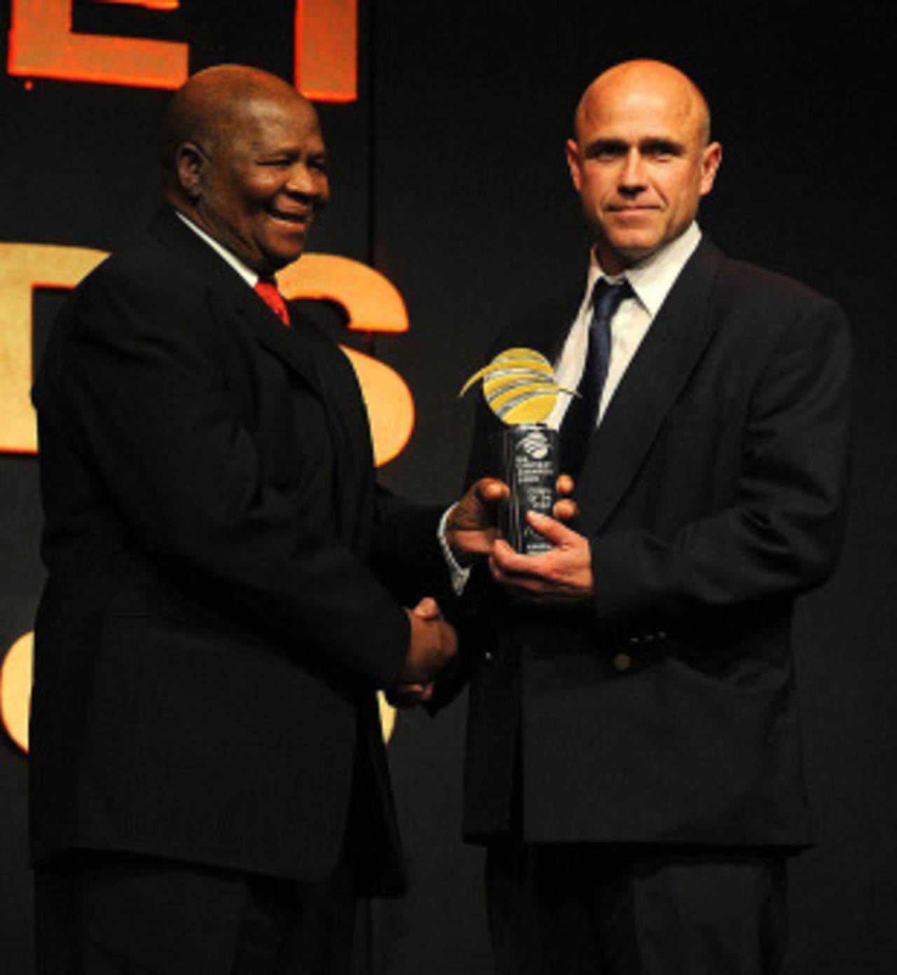 Richard Pybus receives the Coach of the Year 2009 award from Ray Mali, Johannesburg, June 30, 2009