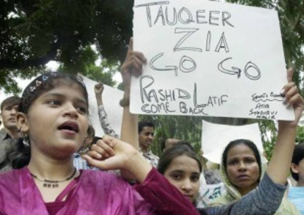 Pakistani protesters shout slogans during an anti-Pakistan Cricket Board (PCB) demonstration in Karachi, 25 September 2003